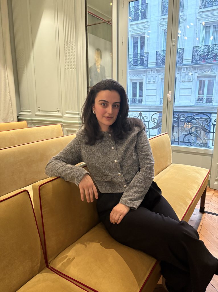  Ninon dans le Salon Gustav-Mahler de la BLGF. 2025.